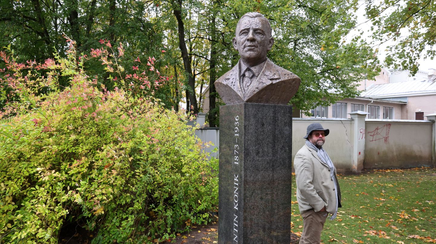 Riigimehe Konstantin Koniku mälestusmärgi skulptor Paul Mänd hakkas monumendi kallal nokitsema juba maikuu alguses.