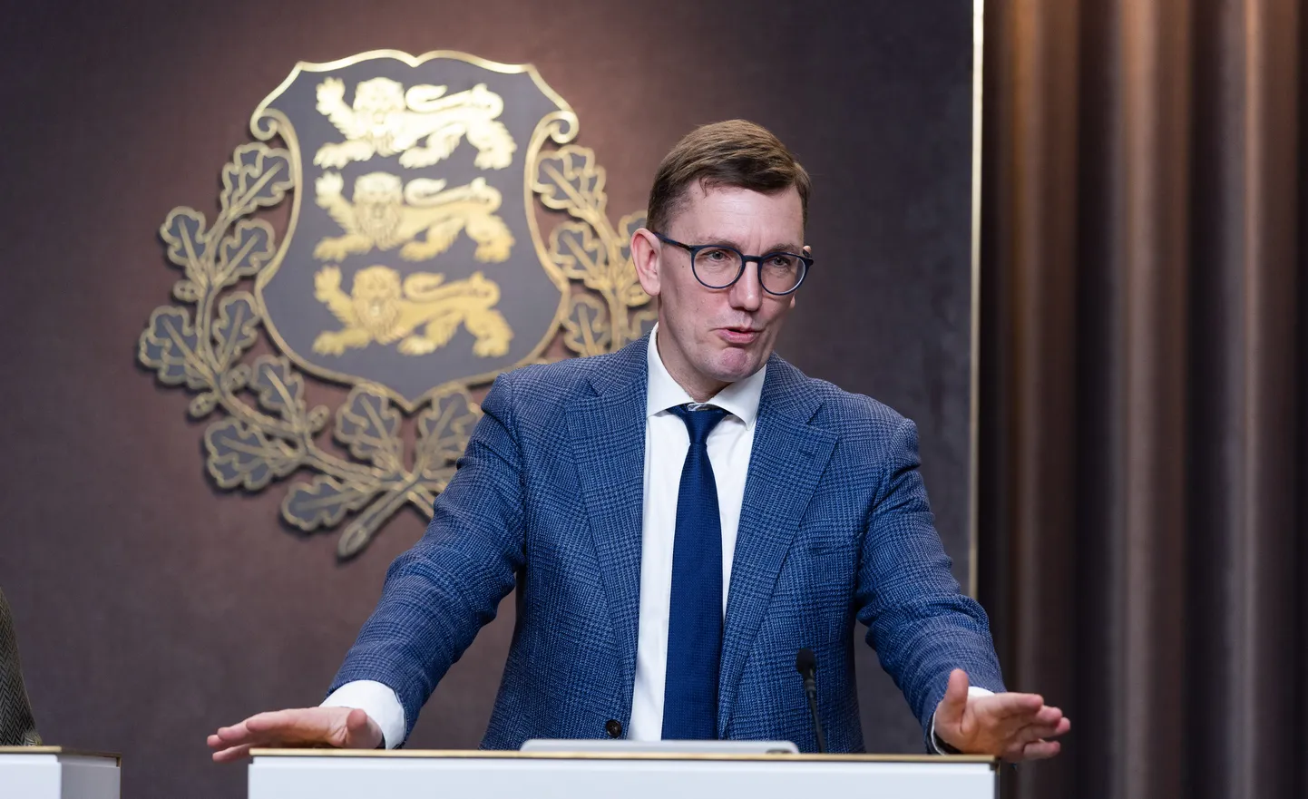 Peaminister Kristen Michal valitsuse pressikonverentsil.