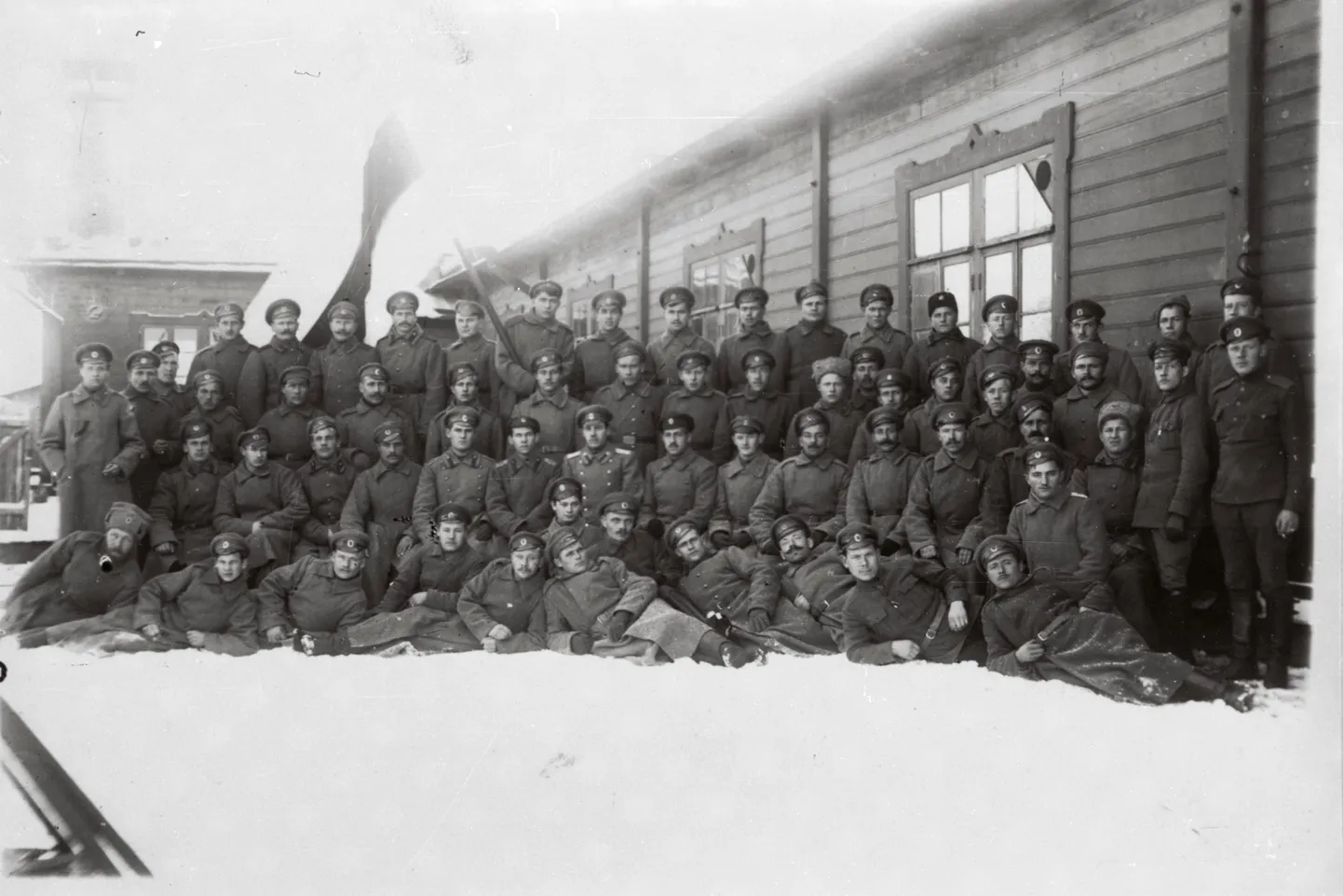 Eesti jalaväe tagavarapataljoni 2. roodu koosseis sinimustvalge lipuga 1917. aastal Tartus.