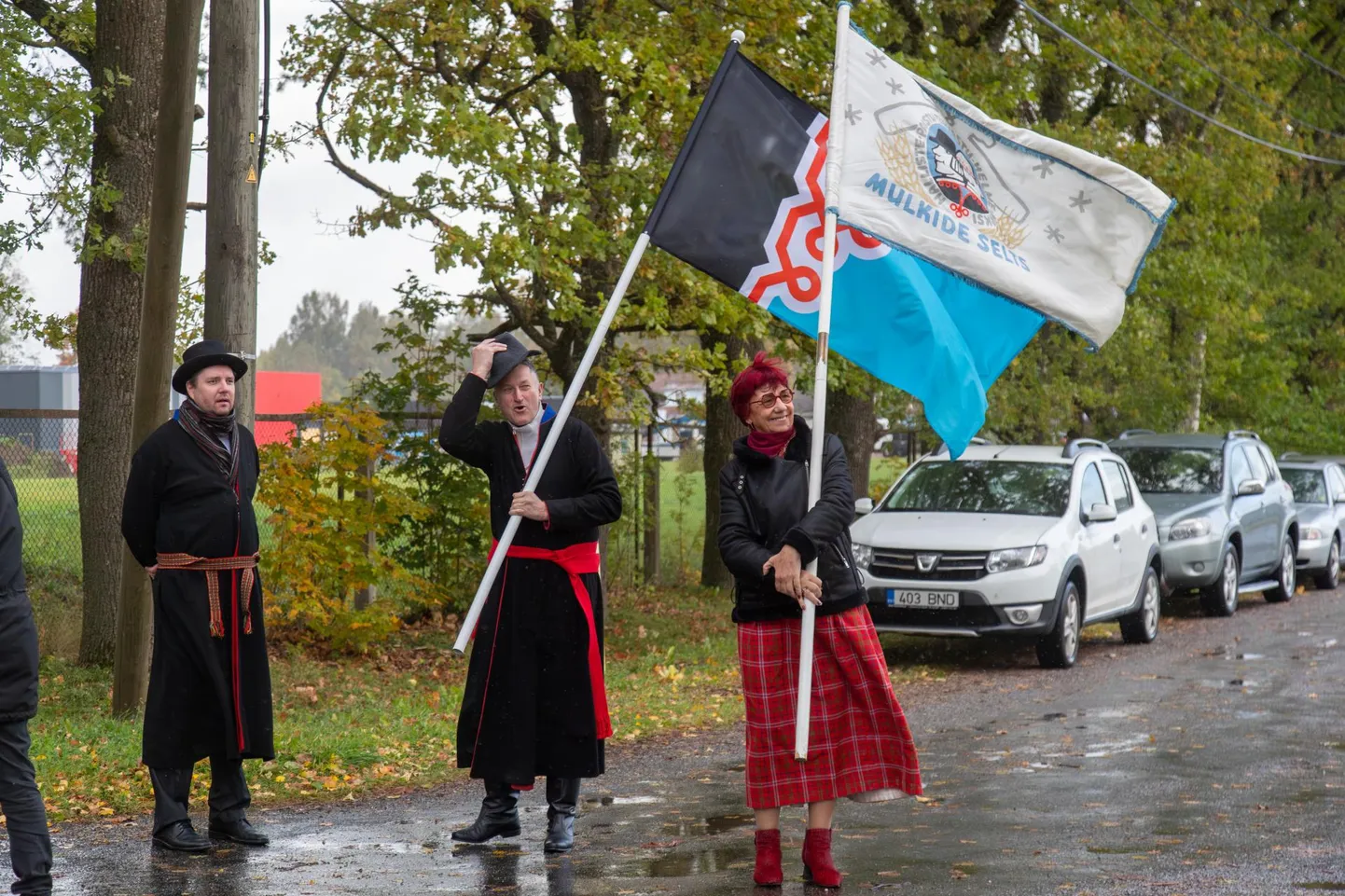 Tänavu aasta esimeses pooles Mulgimaa arenduskoja tegevjuhiks valitud Erich Palm (keskel) pani ameti maha. Et seda seda plaanib teha ka teine arenduskoja töötaja, on tarvis koda kiiresti uuesti inimestega täita. Foto on tehtud sügisel Mulgi lipu päeval Mustlas.