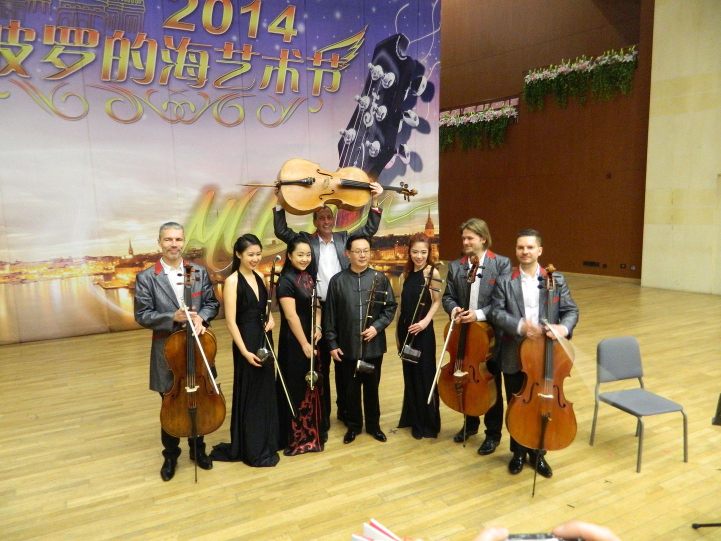 Pekingis esitas C-JAM paar lugu koos Erhude kvartetiga, kellega ka fotol poseeritakse.