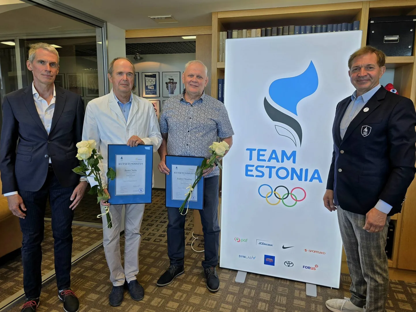 EOK treenerite kutsekomisjoni esimees Kristjan Port (vasakul), vehklemistreener Peeter Nelis, Põlva käsipallitreener Kalmer Musting ja EOK president Urmas Sõõrumaa.