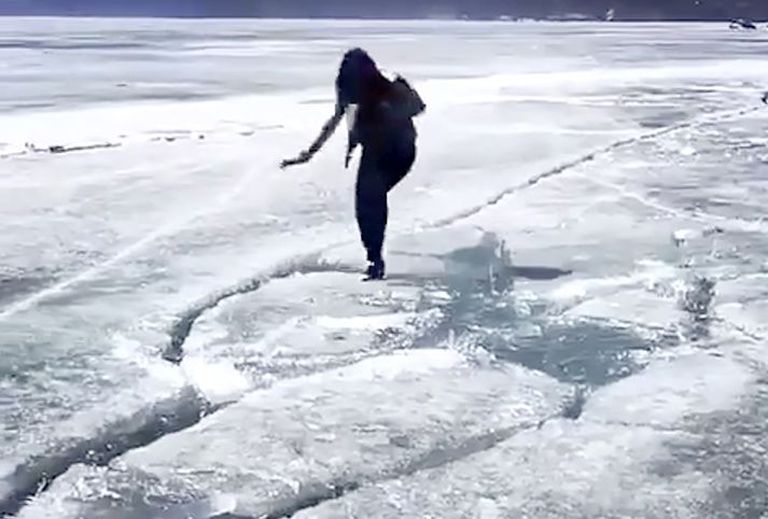 Naine Baikali järve jääl