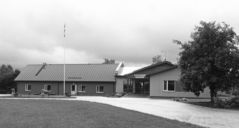 Vana-Koiola 1926. aastal ehitatud puithoone renoveeriti pärast kooli sulgemist 2010. aastal tänapäevaseks hooldekoduks.