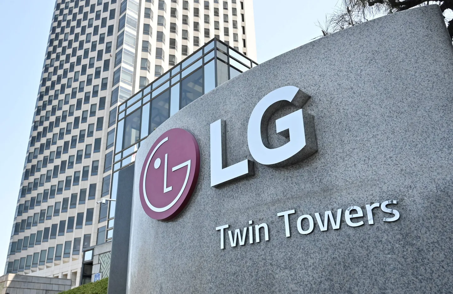 LG.