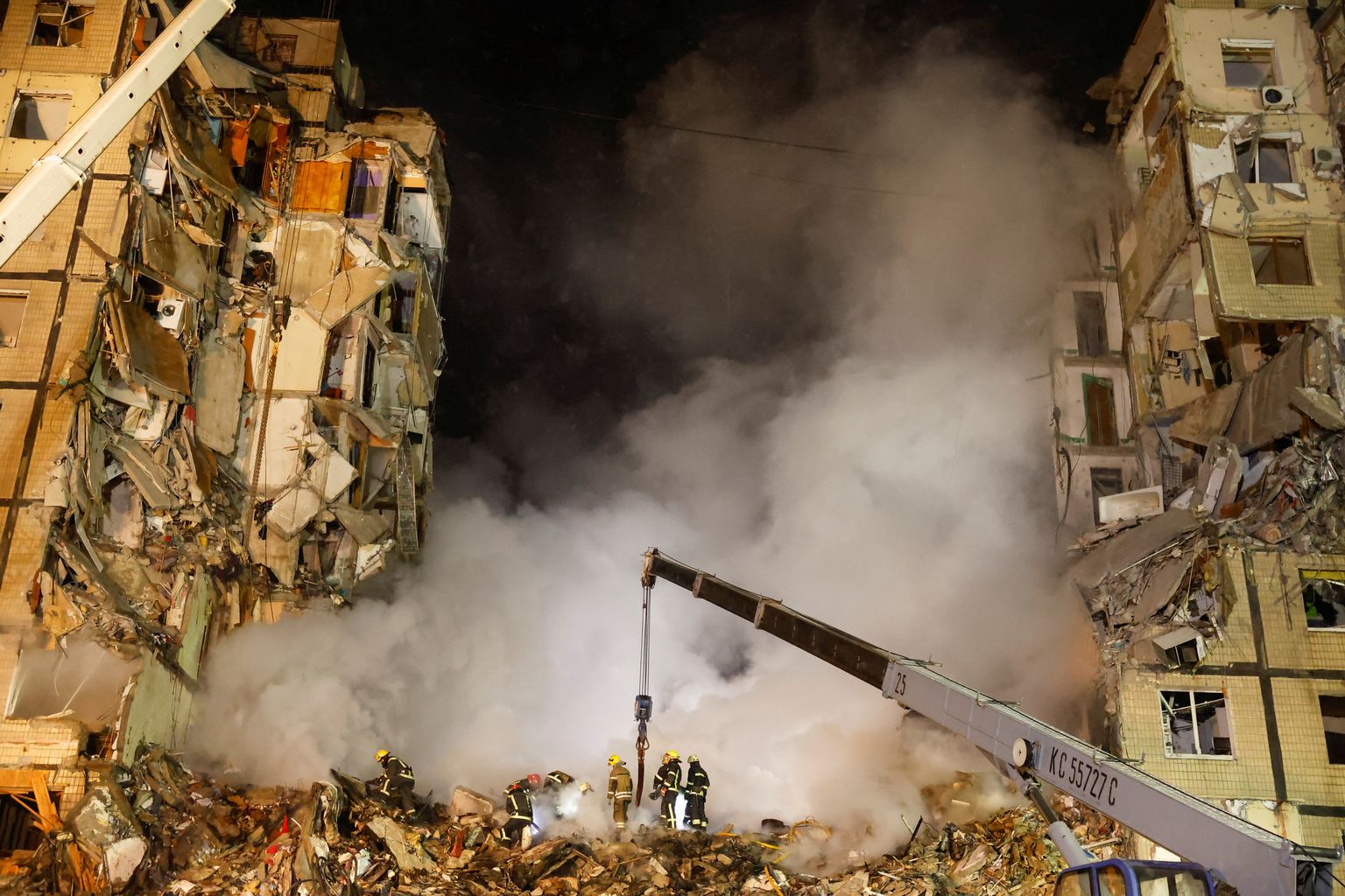 Разрушенный многоквартирный жилой дом в Днепре после ракетного удара ВС РФ 15 января.
