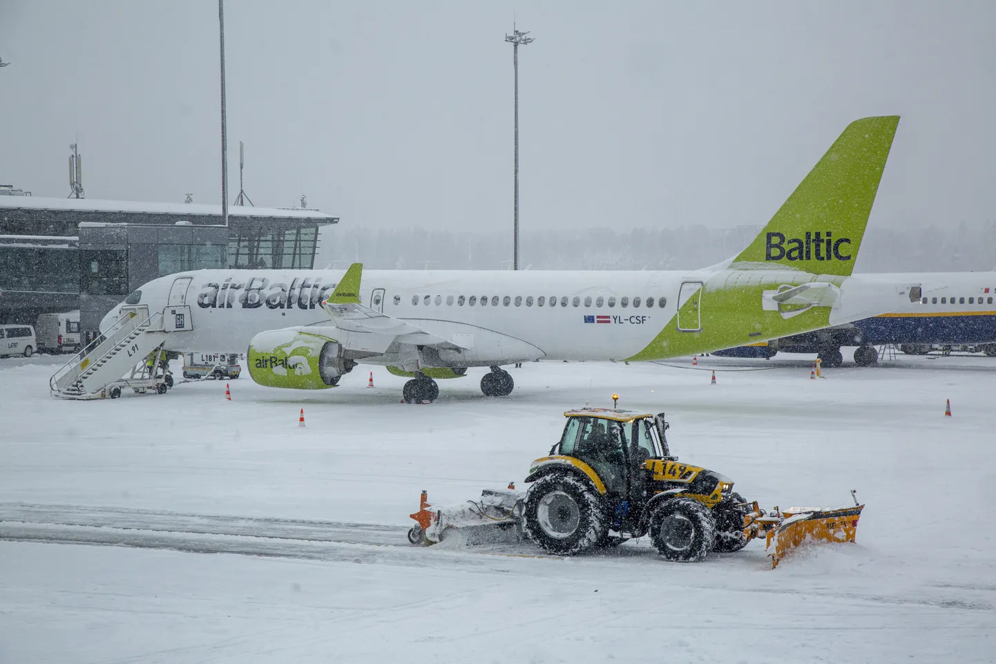 Lidmašīna starptautiskajā lidostā "Rīga", kur slikto laikapstākļu un sniegputeņa dēļ lidojumu grafikā veiktas izmaiņas.