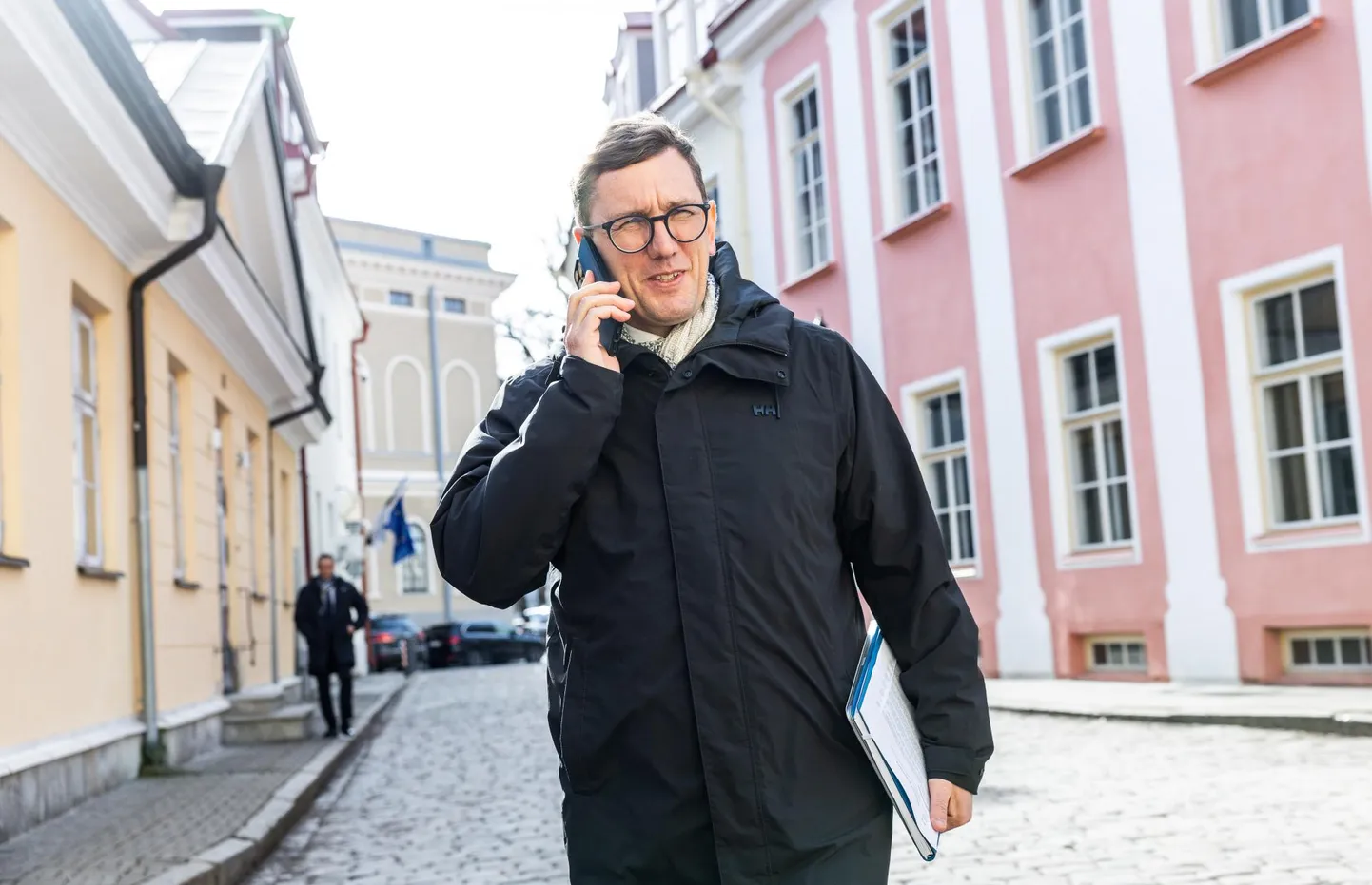 Esmaspäeva hommikul kõndis peaminister Kristen Michal otsustaval sammul Stenbocki majja valitsuskriisi arutama. Ei läinud kaua, kui tuli teade, et sotsid visati valitsusest välja.