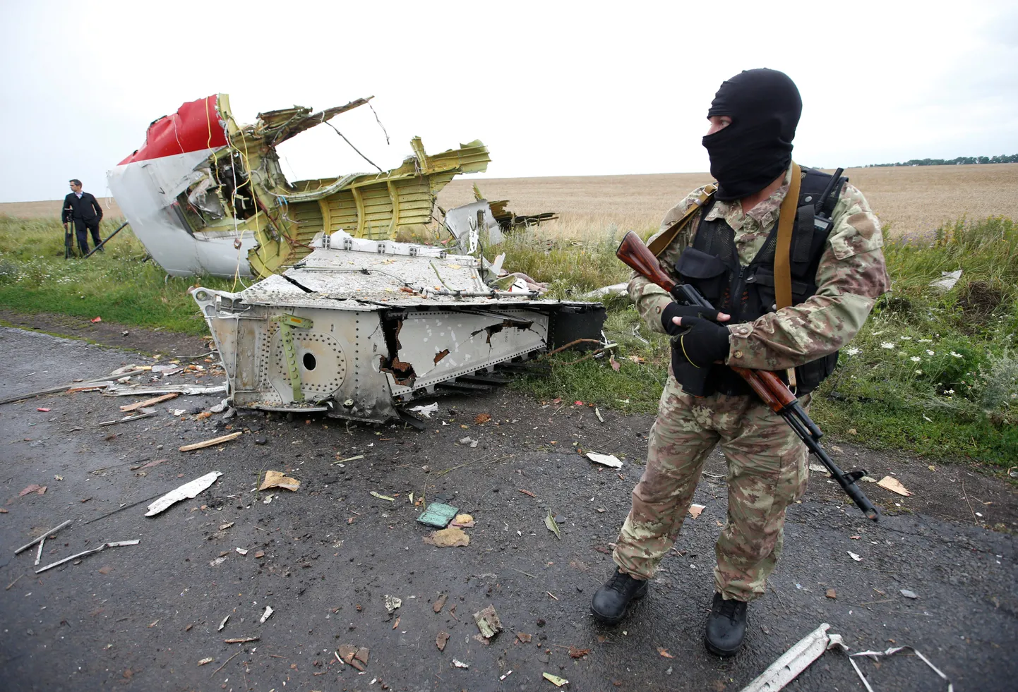 Venemeelne separatist seismas Malaysian Airlinesi lennuki MH17 rusude ees 2014. aasta 18. juulil.