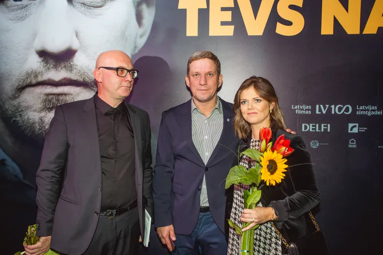 Viesi ierodas uz spēlfilmas “Tēvs nakts” pirmizrādi