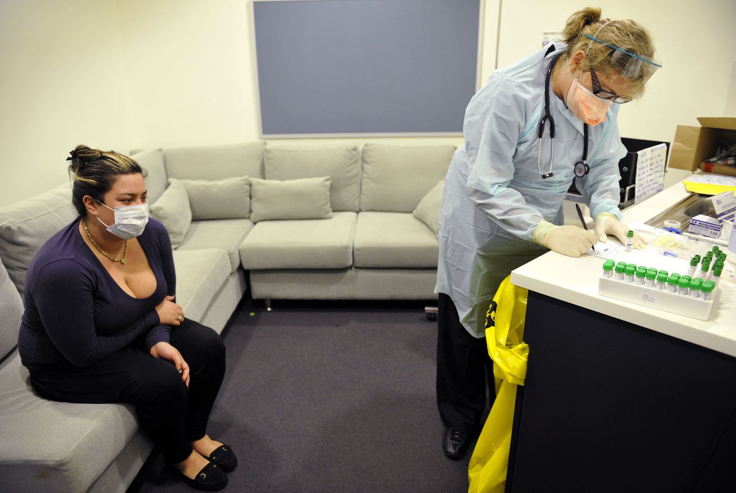 Melbourne'i haigla õde uurib, ega patsiendil seagrippi pole.