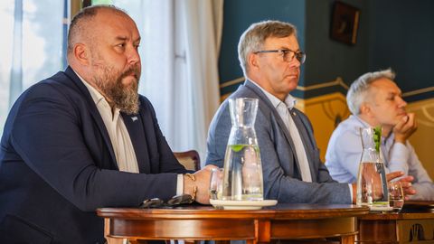 LOE TÄISMAHUS ⟩ EKREIKE võimuliit avalikustas koalitsioonileppe