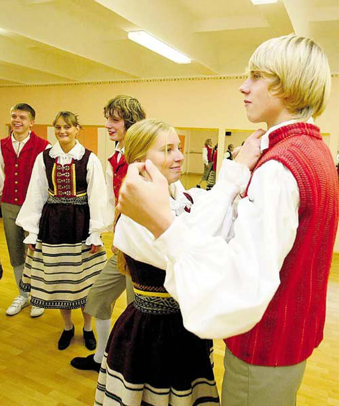 Alatskivi vanemate õpilaste segarühm sättis end ajakirjanike saabumise puhul uues saalis täismundrisse. Esiplaanil Kärt Ala ja Kalev Elken.