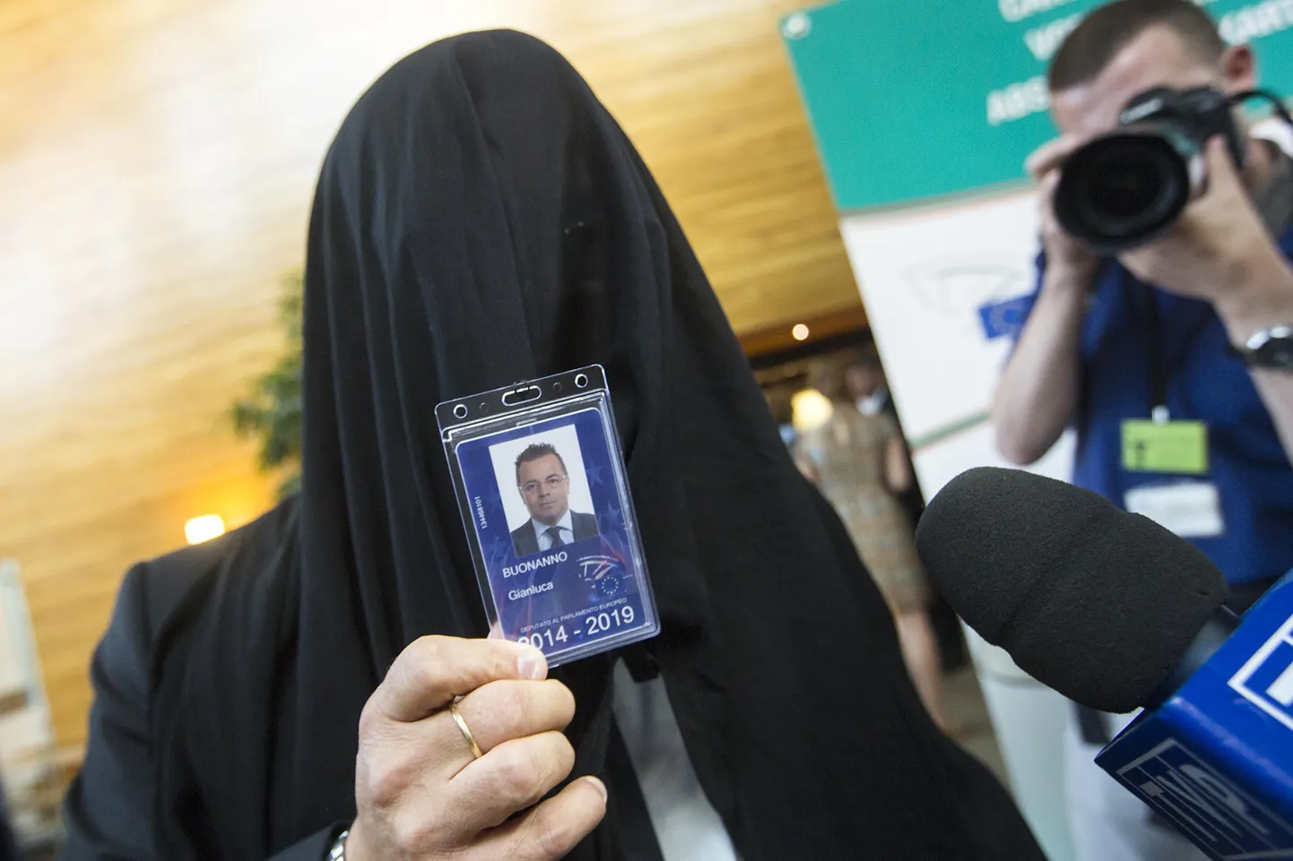 Oma esimesele Europarlamendi istungile ilmus rassistlike sõnavõttude poolest tuntud provokatiivne Gialuca Buonanno burkas.
