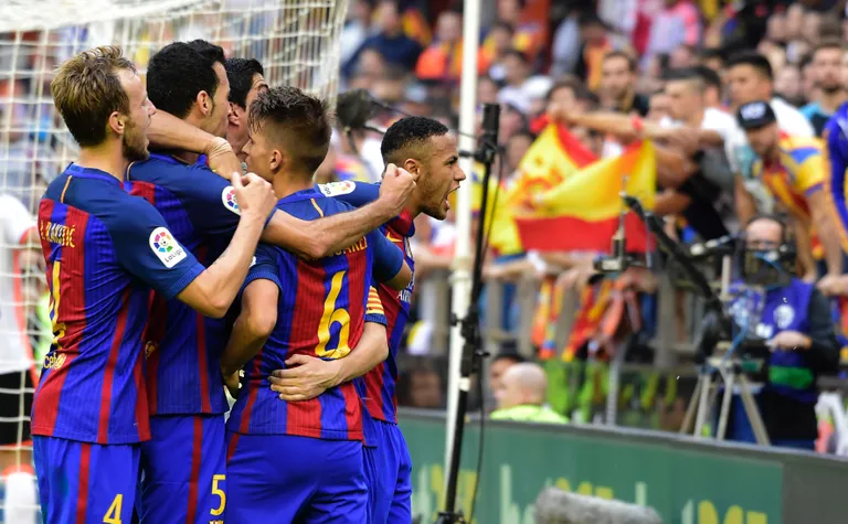 Neymar karjub pärast Lionel Messi penaltit midagi pealtvaatajale...