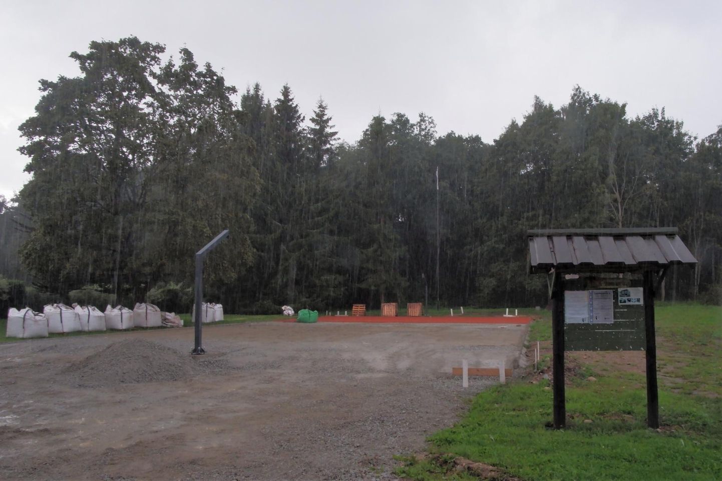 Veskijärve 3a külaplatsil asuva palliplatsi ettevalmistustööd Tahmaküla kogukonnapäevaks alles käivad.