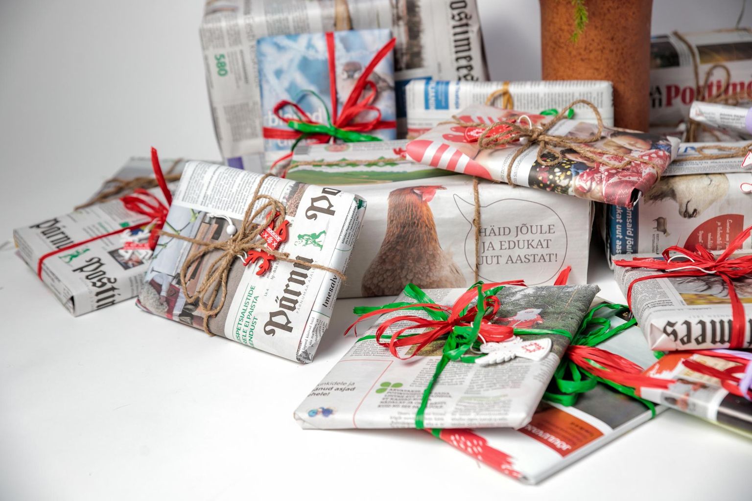 Pärnu Postimehe peatoimetaja kutsub jõuluvana abilisi üles kasutama kinkide pakkimiseks kauneid ajalehekülgi. Pilte imelistest pakkidest ootame lehe Facebooki seinale.