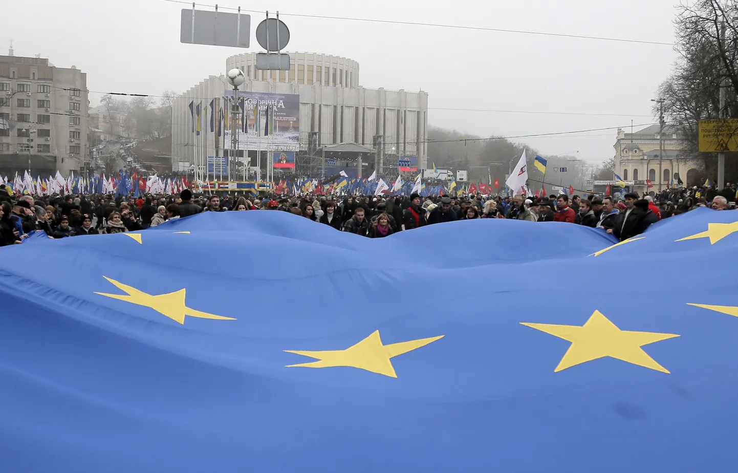 Оппозиция объявила на митинге в Киеве бессрочную акцию в поддержку евроинтеграции