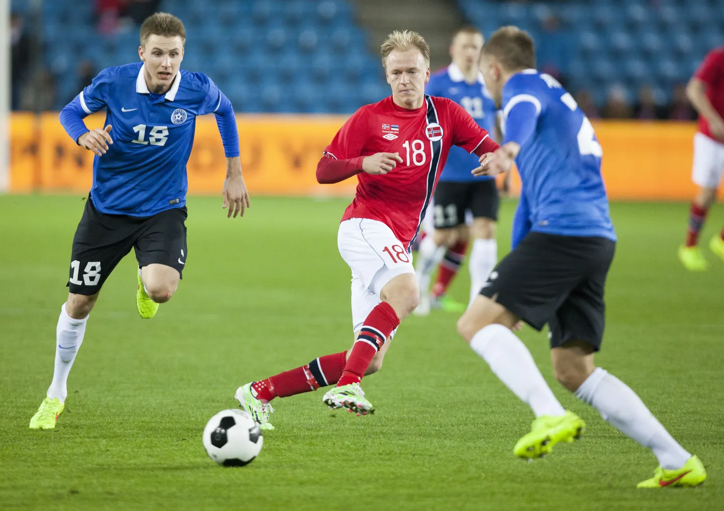 Матч между футболистами Эстонии и Норвегии осенью 2014 года (слева Карол Метс).