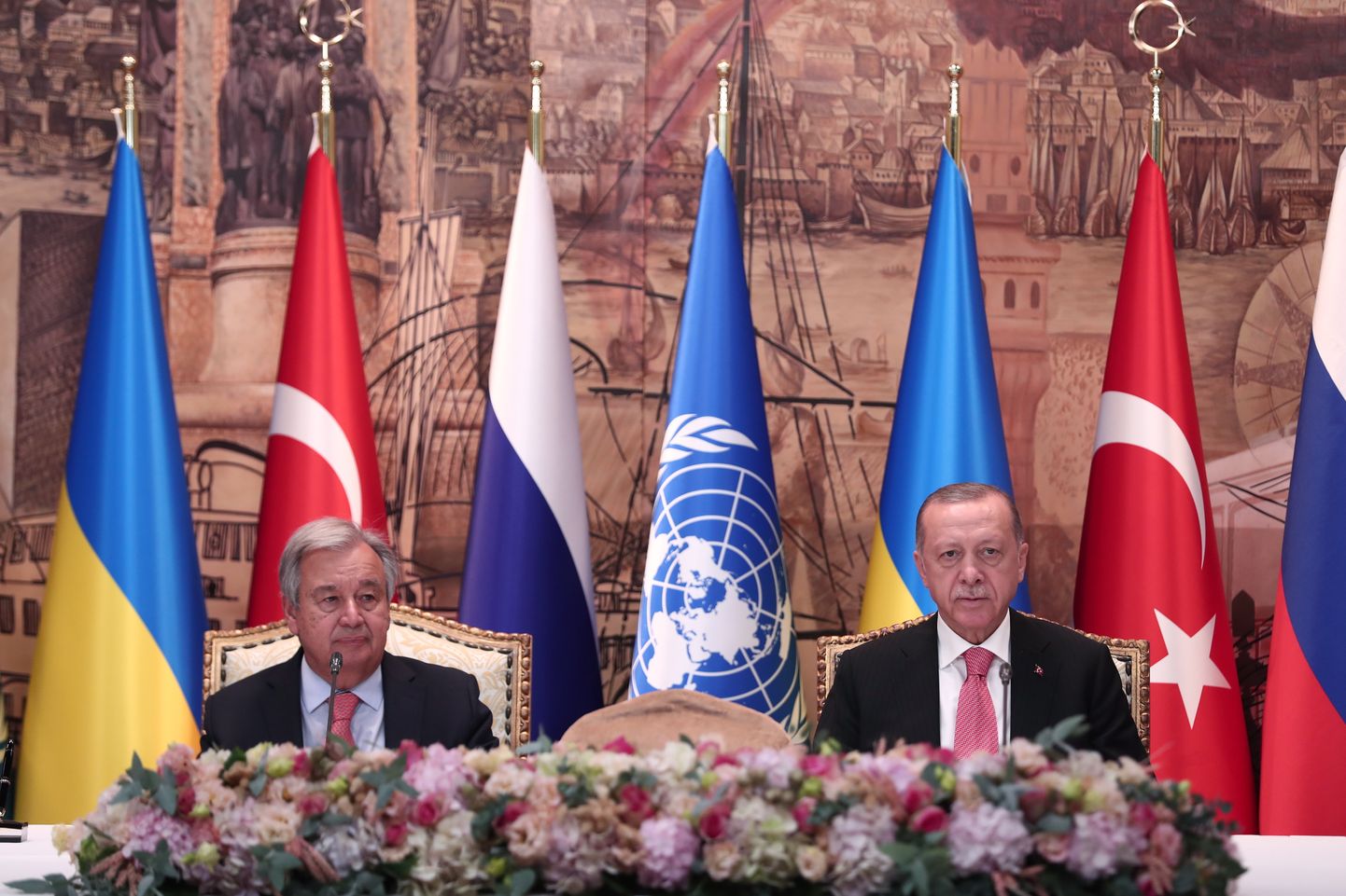Türgi president Recep Tayyip Erdoğan ja Üro peasekretär Antonio Guterres Venemaa ja Ukraina vilja väljaveo lepet allkirjastamas.