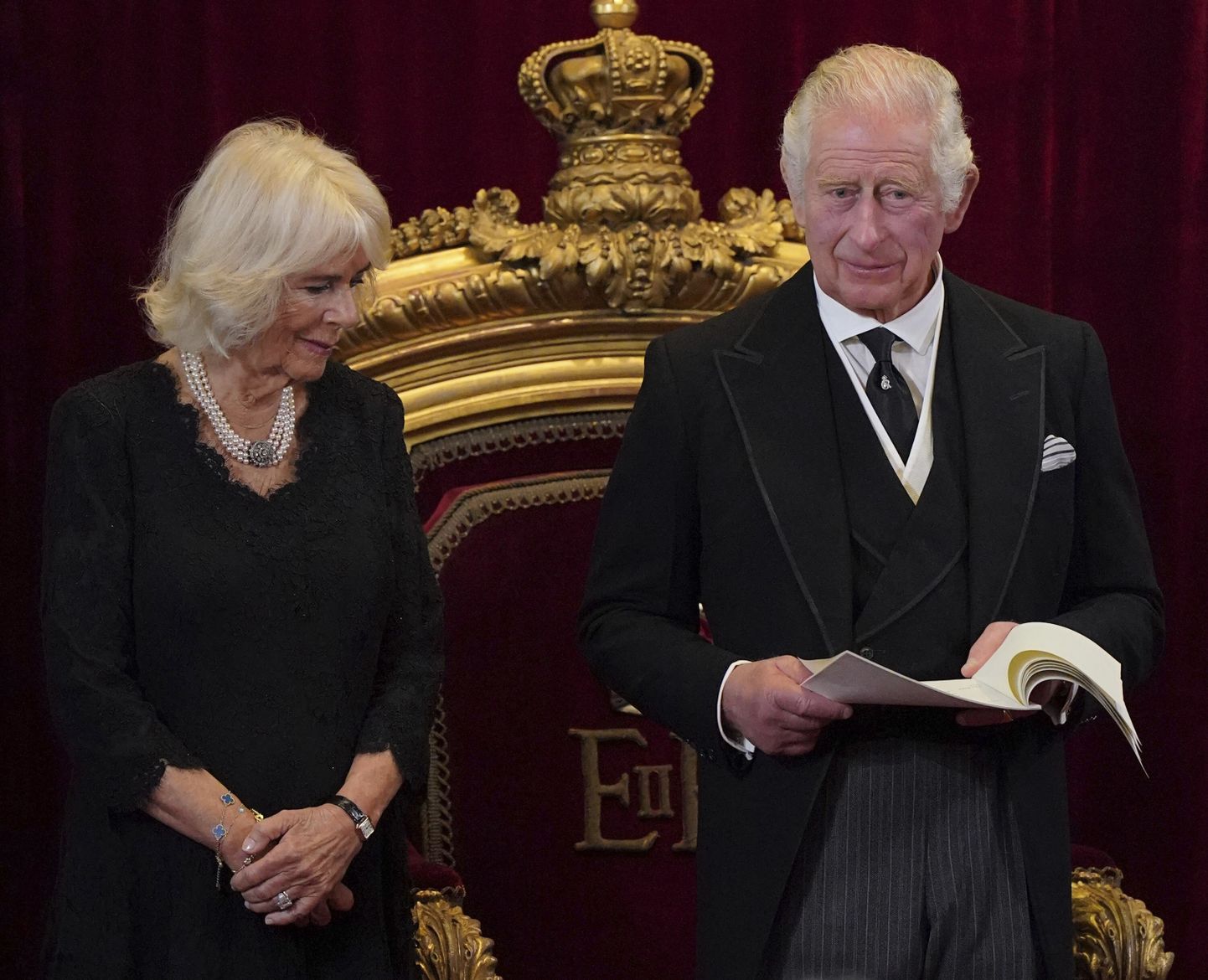 Kuningas Charles III ja kuninganna Camilla trooniletõusunõukogu kohtumisel.