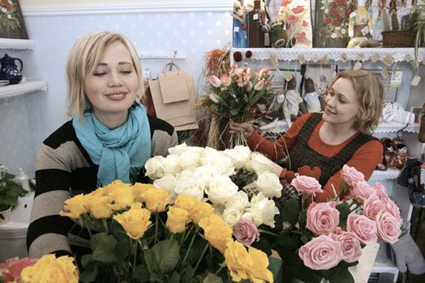 Elen Põdra (vasakul) ja Maia-Liisa Ahman varusid naistepäevaks kordades rohkem tulpe ja roose. Müügi üle nad ei kurtnud.