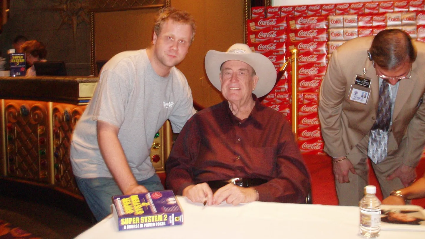 Eesti pokkerimängija Imre Leibold (vasakul) koos pokkerilegendi Doyle Brunsoniga, kes lahkus tänavu meie seast.