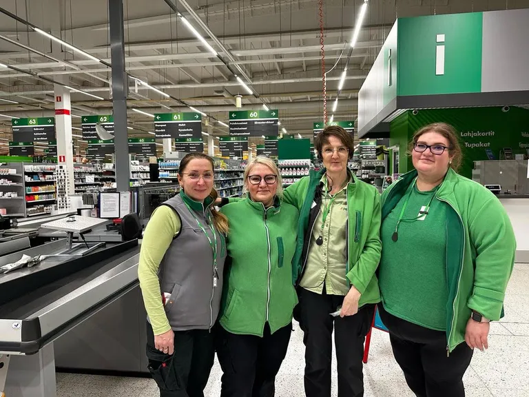 TEKO Prisma klienditeenindaja grupi õpilased Soomes.
