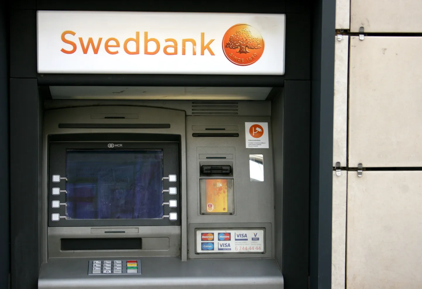 "Swedbank" bankomāts.