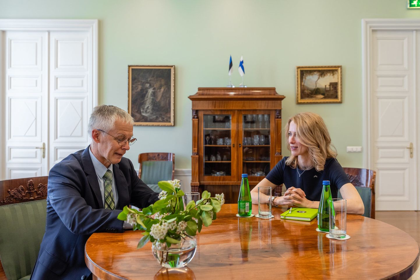 Чтобы обсудить проблему, премьер-министр Кая Каллас встретилась в послом Финляндии Тимо Кантола.