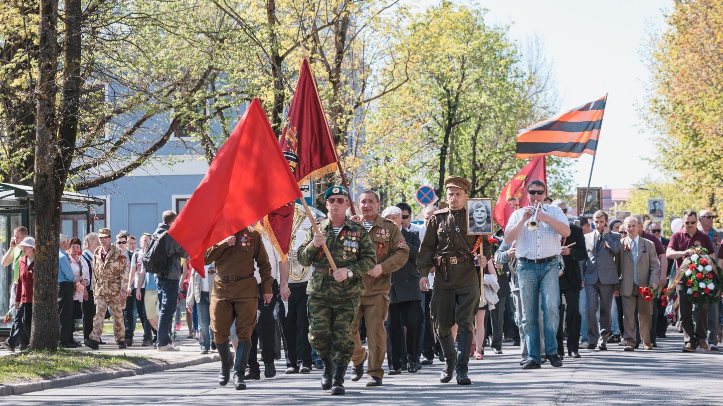 Varasematel aastatel on 9. mai avalikul tähistamisel Ida-Viru linnades lehvinud nii Georgi lindid, punalipud kui ka Venemaa lipud.