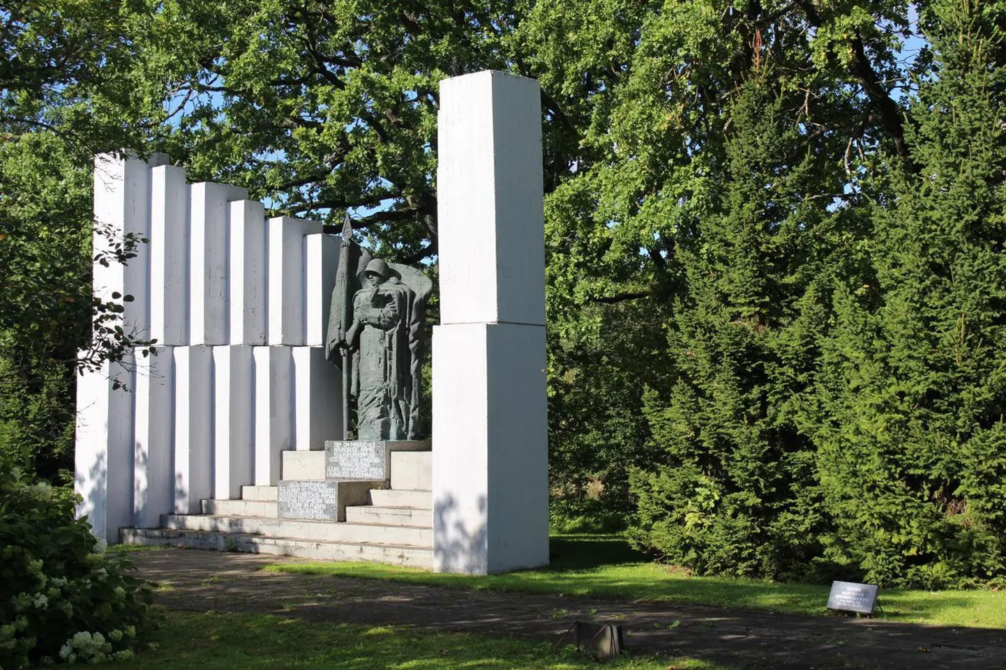 Möödus 20 aastat ühishaua rajamisest Türil, on 19. juuli 1986. Jälle venib pikk rivi mööda Viljandi tänavat Särevere poole linna piiril asuva mälestuskivi juurde (vt foto). 
Seekord küll ilma kirstudeta: üksnes kimbud ja pärjad on tulijail käes. Ühishaua kohale on kerkinud kõrge betoonmoodustis, mille õigel ajal valmimiseks on kohalik mees, endine miilits ja sõjaveteran Hugo Nõmmeste pikki tööpäevi teinud.
Betoontahukate vahel olev ava on kaetud linaga. Selle eemaldamisel tuleb nähtavale pronksist sõdur, sinel seljas, lahingulipp käes, automaat rinnal ja Vene armee sõduri kiiver peas. Memoriaalkompleksi autorid on skulptor Edgar Viies ja arhitekt Allan Murdmaa.
Kuju jalamil on kaks graniitplaati eesti- ja venekeelse tekstiga: «Siia on maetud 83 Nõukogude armee 10. laskurkorpuse võitlejat, kes langesid kangelastena  Suure Isamaasõja päevil lahingutes kodumaa eest.»
(50 endise sõduri ümbermaetud säilmetest on saanud 83?!)
Sõna saavad Suure Isamaasõja veteranide rajoonikoondise nõukogu esimees Eduard Aesma, partei rajoonikomitee esimene sekretär Jaan Martin, endine 15. Järvamaa hävituspataljoni liige kindralmajor Vello Vare. Kõlavad laulud veteranide ansamblitelt Võit ja Rindesõbrad.
Pikkadeks aastateks sai Türi linn veel teisegi nii-öelda mälestusmärgi. Türilt taandudes peatusid Läti polgu pataljonid Kirnas, et pidurdada Saksa vägede pealetungi Paide suunas. Jälle käisid verised lahingud, mis kestsid ligi nädala.
Kirnas sai 1941. aasta 27. juulil raskelt haavata polgu komandör August Žunis, kes suri Tapa haiglas. Žunise nimi anti 1966. aastal (25 aasta möödumisel 1941. aasta sõjasuvest) Türil ühele tänavale, mis nüüd kannab jälle Hariduse tänava nime.
30 aastat tagasi loodud memoriaalkompleks ühes pronkssõduriga püüab praegugi Türi linna serval möödujate pilke, on alati korrastatud ja kindlasti oluline tähis  ümbruses langenud sõjameeste omastele.