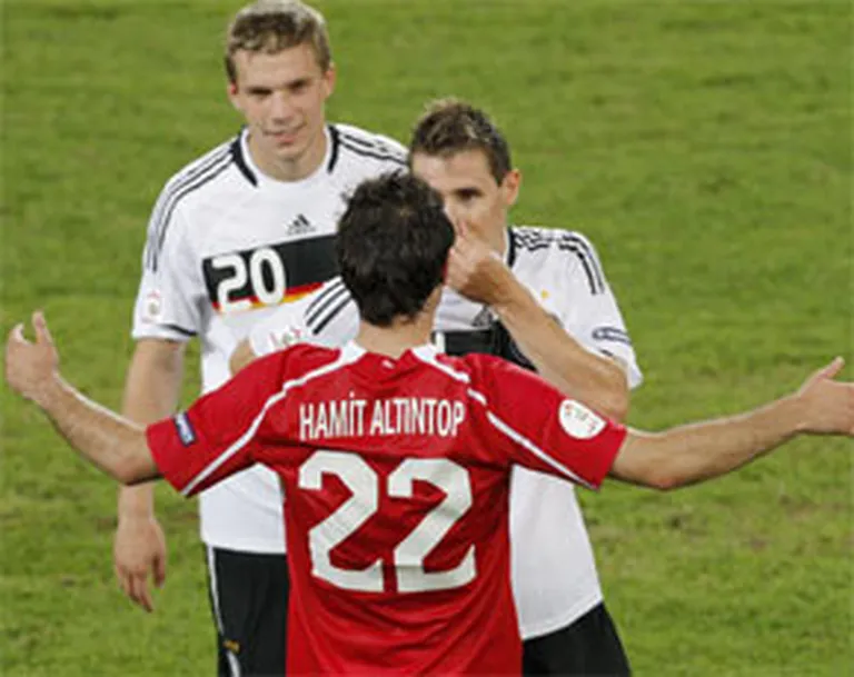 Pēc spēles Lukašs Podoļskis un Miroslavs Kloze nelaiž garām iespēju paķircnāt savu komandas biedru Minhenes Bayern rindās - Hamitu Altintopu. 