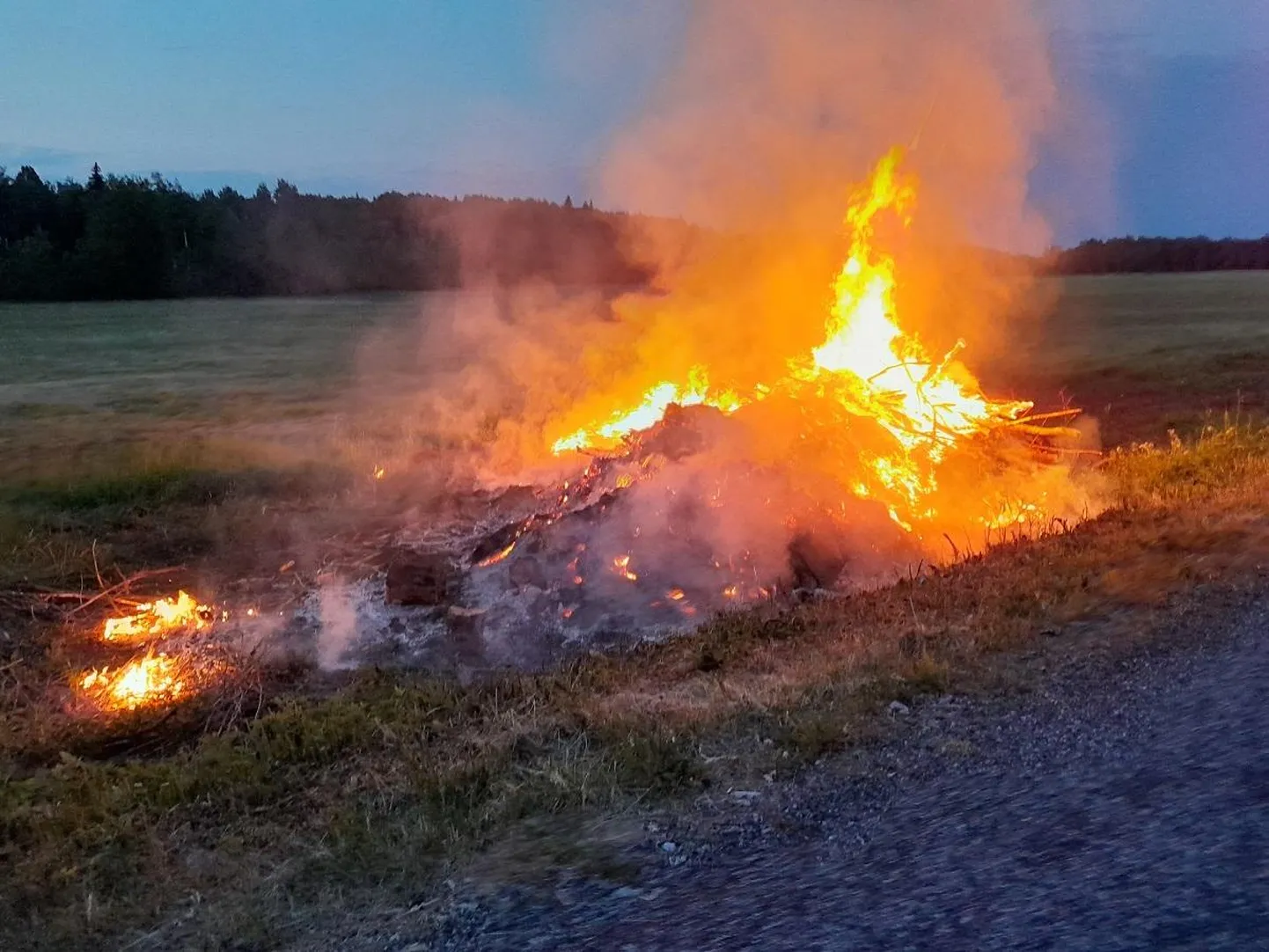 Päästjatel on tulnud siin ja seal järelevalveta lõkkeid kustutamas käia. Foto on illustratiivne.