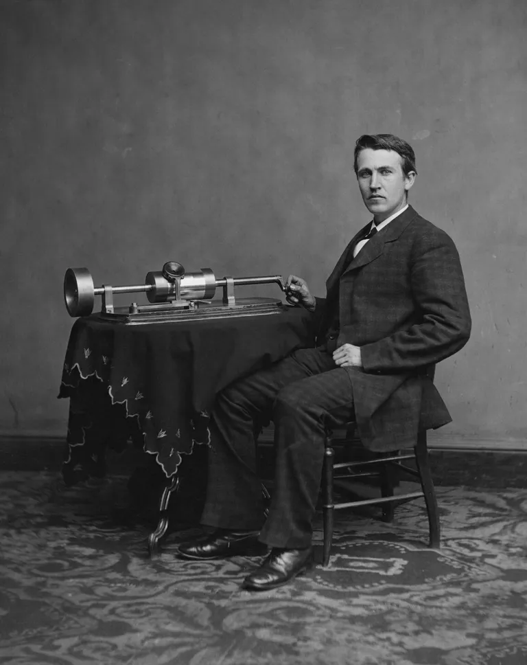 12. august 1877
Thomas Alva Edison oma esimese fonograafiga.