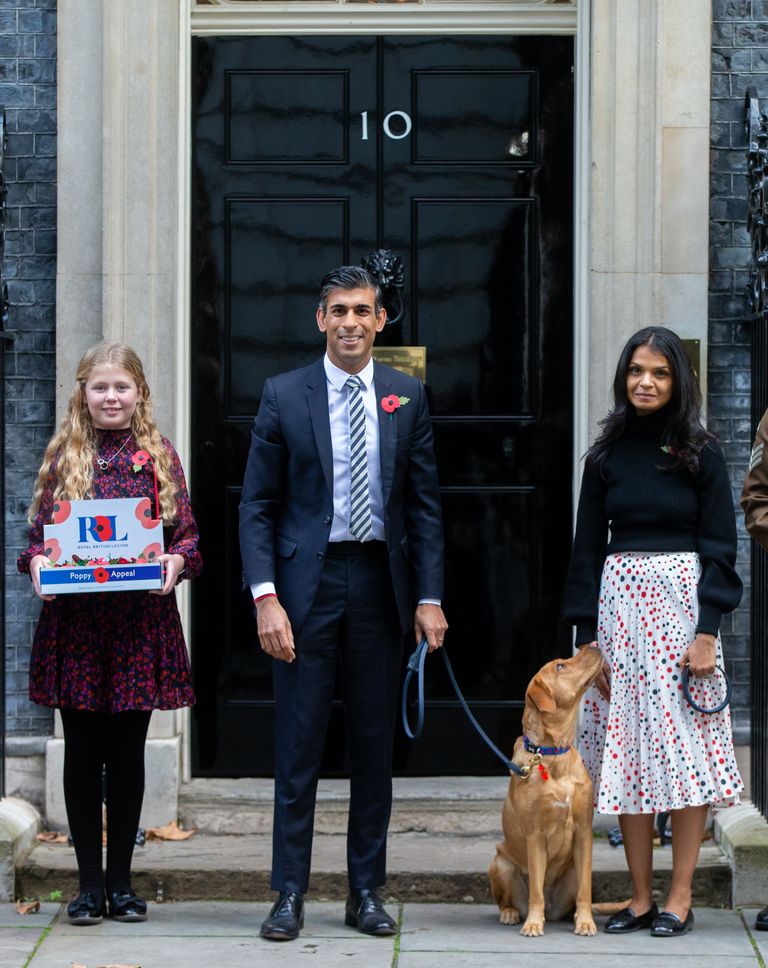 Briti peaminister Rishi Sunak koos abikaasa Akshata Murthy ja koer Novaga Downing tänav 10 maja ees 31. oktoobril.