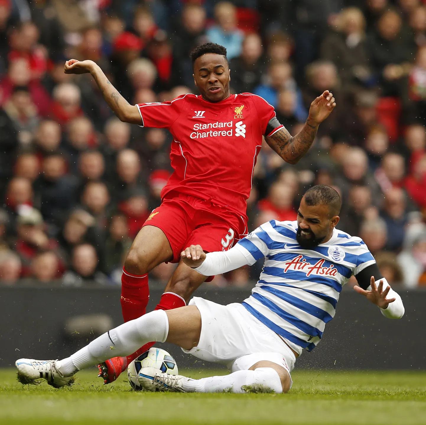Liverpooli mängumees Raheem Sterling (punases).