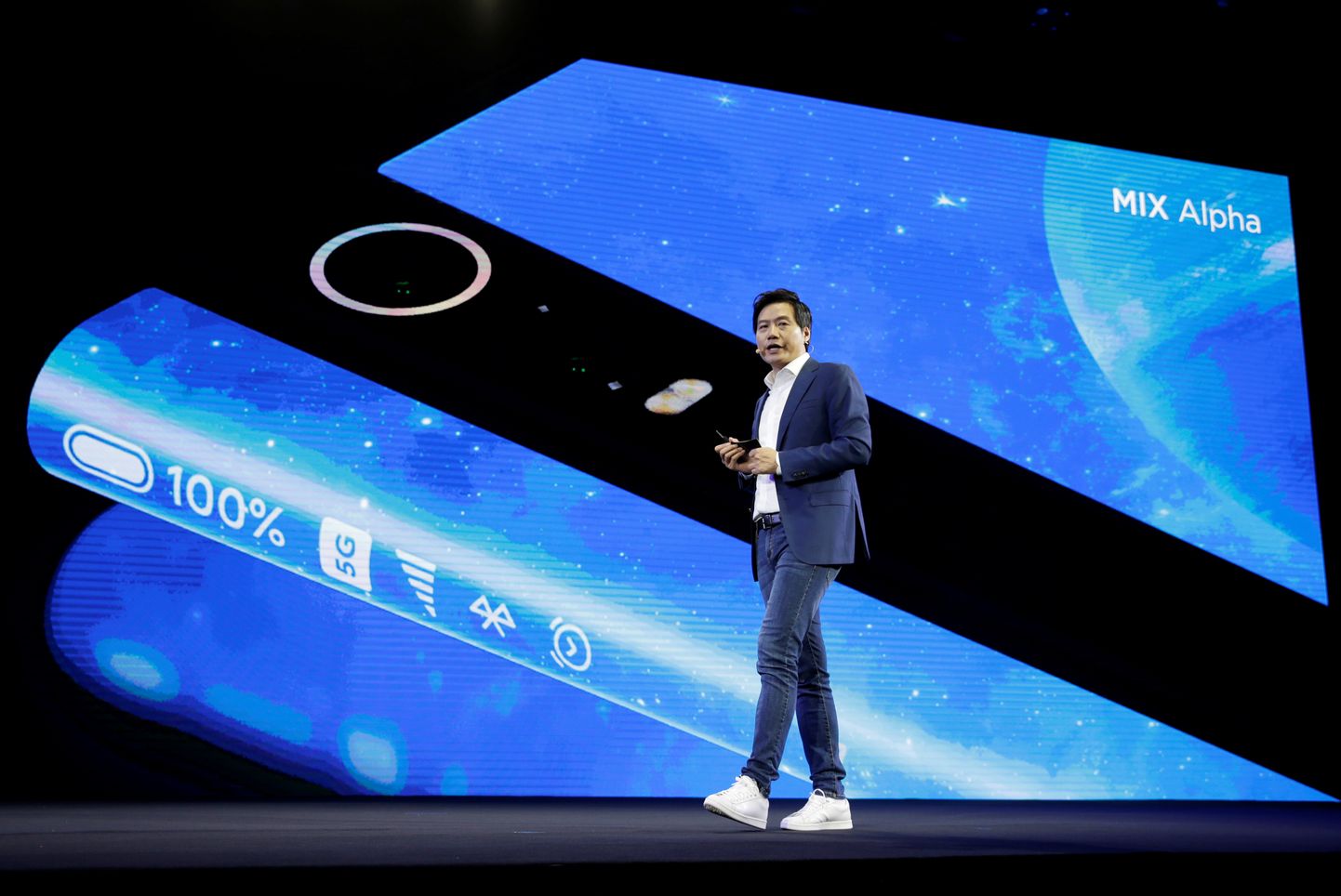 Xiaomi asutaja ja tegevjuht Lei Jun mudeli Xiaomi Mi MIX Alpha esitlusüritusel.