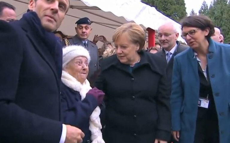 Prantsuse president Emmanuel Macron, Saksa kantsler Angela Merkel ja eakas naine Esimese maailmasõja lõpu mälestussündmusel Põhja-Prantsusmaal Compiègne’is