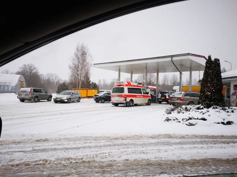 Valga kiirabi Läti tankla ootejärjekorras. Валгаская скорая помощь на заправке в Валка.