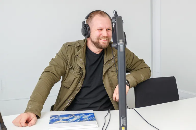 Indrek Linnustel on kümne aastaga kogunenud tuhandeid eriliste inimeste kunstitöid.