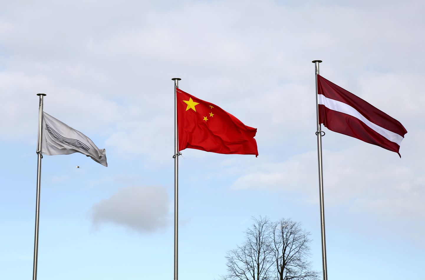 Флаги Китая и Латвии у Национальной библиотеки