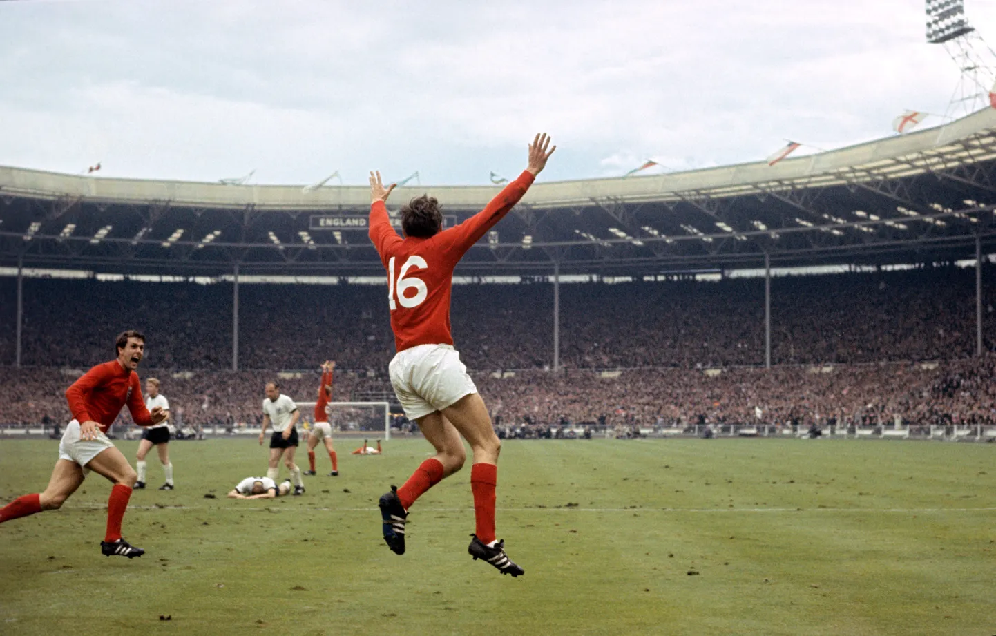 Martin Peters Lääne-Saksamaale löödud väravat tähistamas.