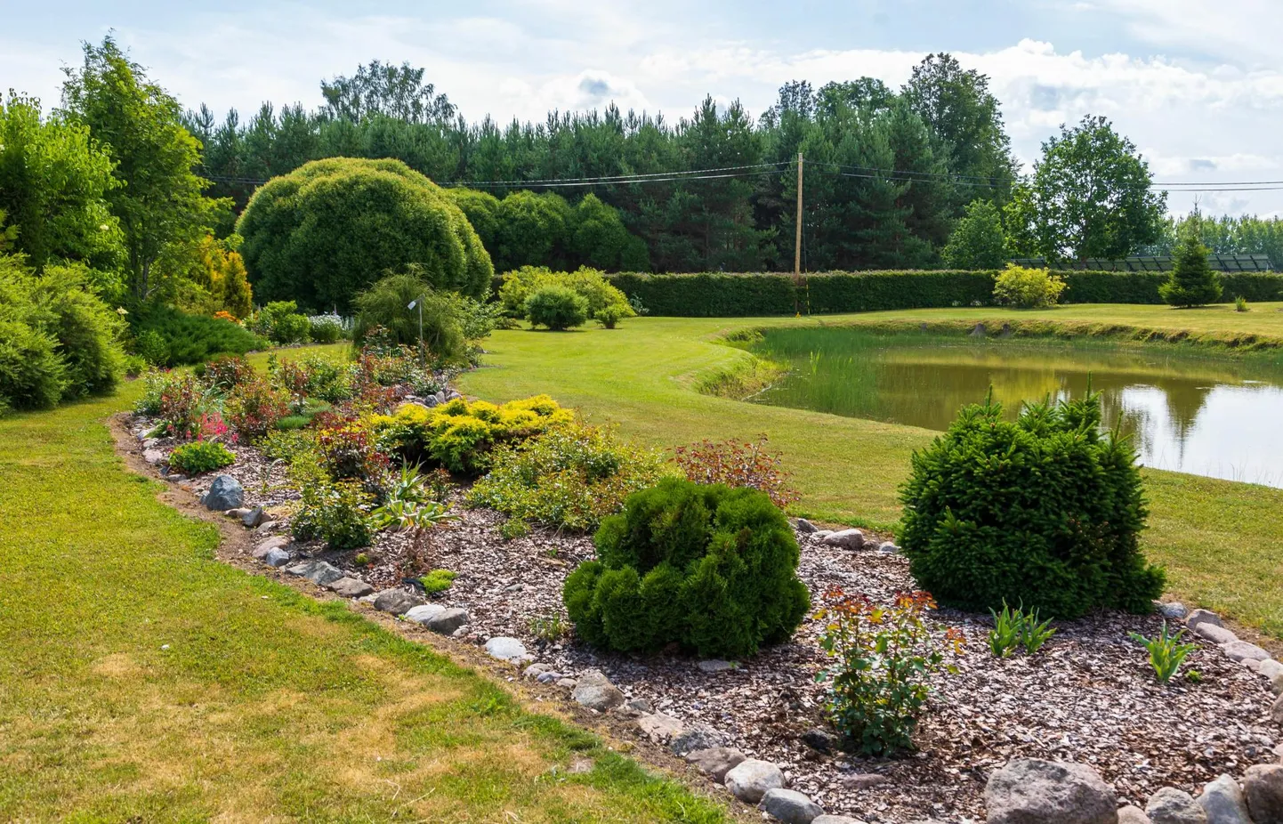 Сад красивого загородного дома Янели Кеерд и Урмаса Аллеви украшает построенный там пруд.