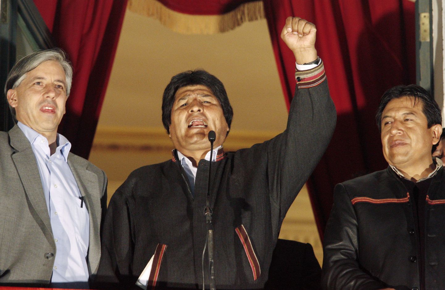 Boliivia vasakpoolne president Evo Morales (keskel).