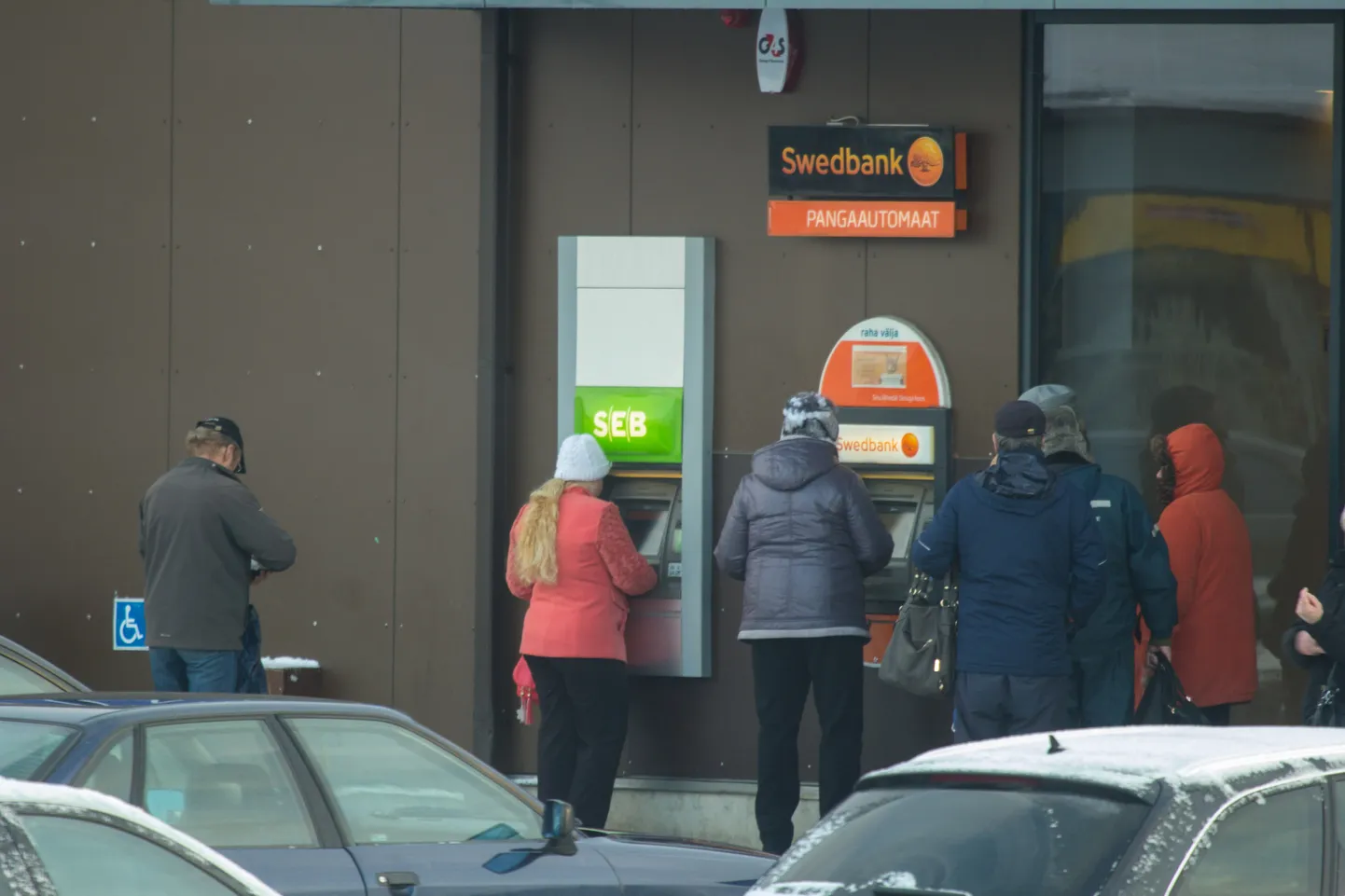 Kuu 5. päeval tekib pangaautomaatide juurde sageli pikem järjekord. Samuti on hüpet näha kaupluste käivetes. See on kurb näitaja asjaolust, et enne palga või toetuste saamist on paljudel raha otsas. Pilt on illustratiivne.