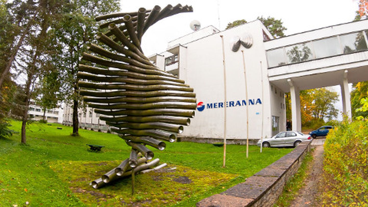 Nelja hektari suurusel mereäärsel krundil seisvat Mereranna hostelit võib sel aastal pidada Narva-Jõesuu kaitsetuse sümboliks. Raske on valvata mitut suurt hoonet, millest mitmed on pealegi tühjad. Pildil vasakul olev skulptuur - Mereranna visiitkaart - on suisa imekombel alles olev metallist objekt.