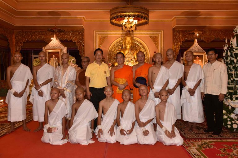 Koopast pääsenud Tai jalgpallipoisid läksid üheksaks päevaks budistlikku kloostrisse