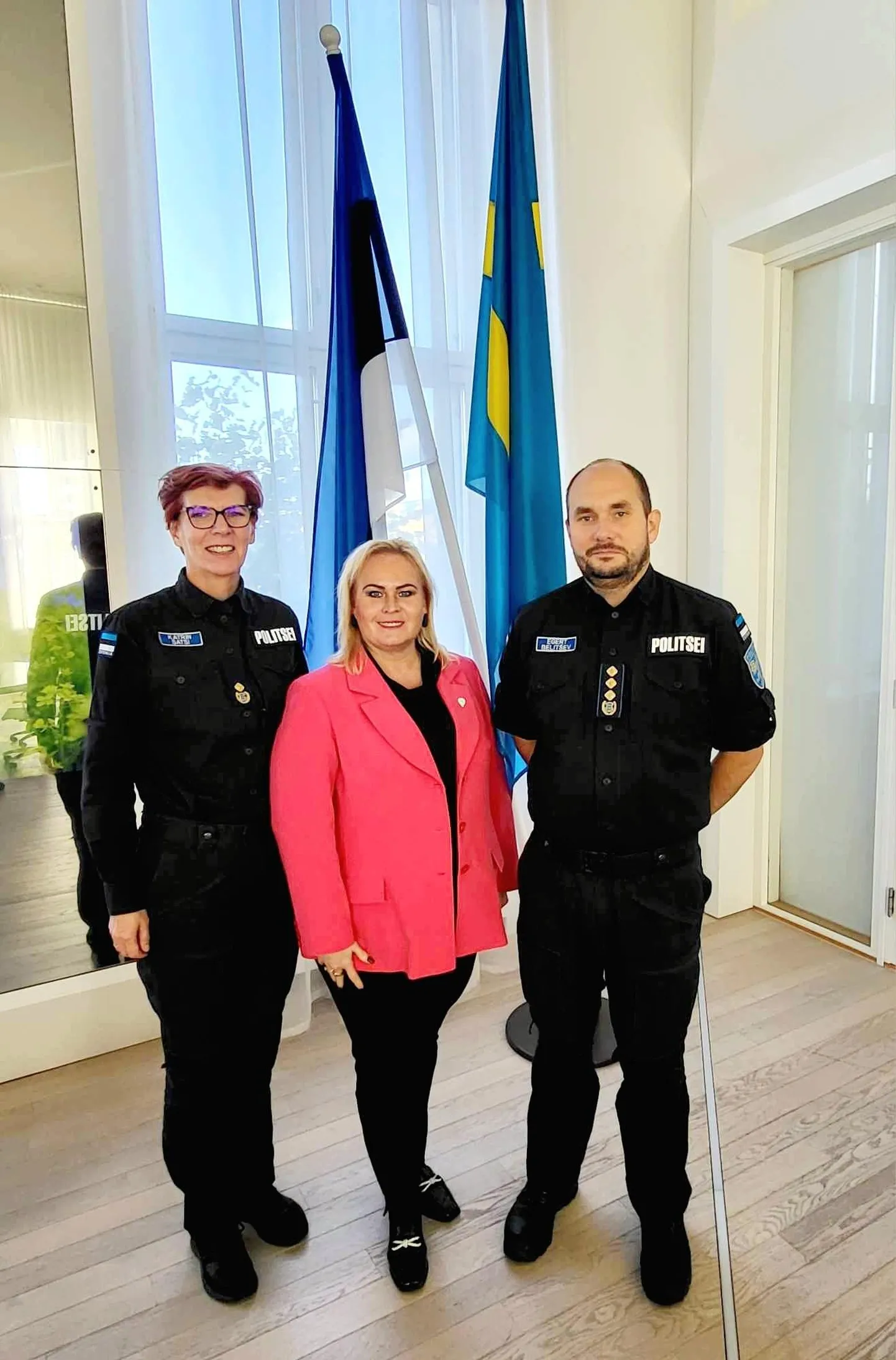 PPA peadirektor Egert Belitšev (paremal) ja Rakvere politseijuht Katrin Satsi (vasakul) Rakvere linnavalitsuses linnapea Triin Varekuga.