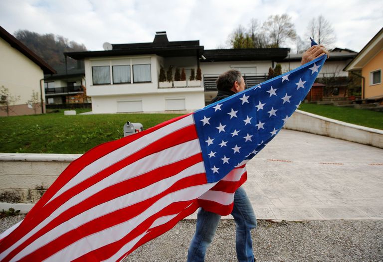 Sloveenia. Mees 9. novembril Ühendriikide lipuga Melania Trumpi vanemate maja ees.
